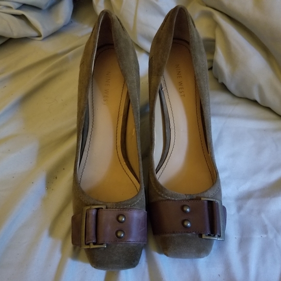 Suede heels with leather buckles - Picture 6 of 7